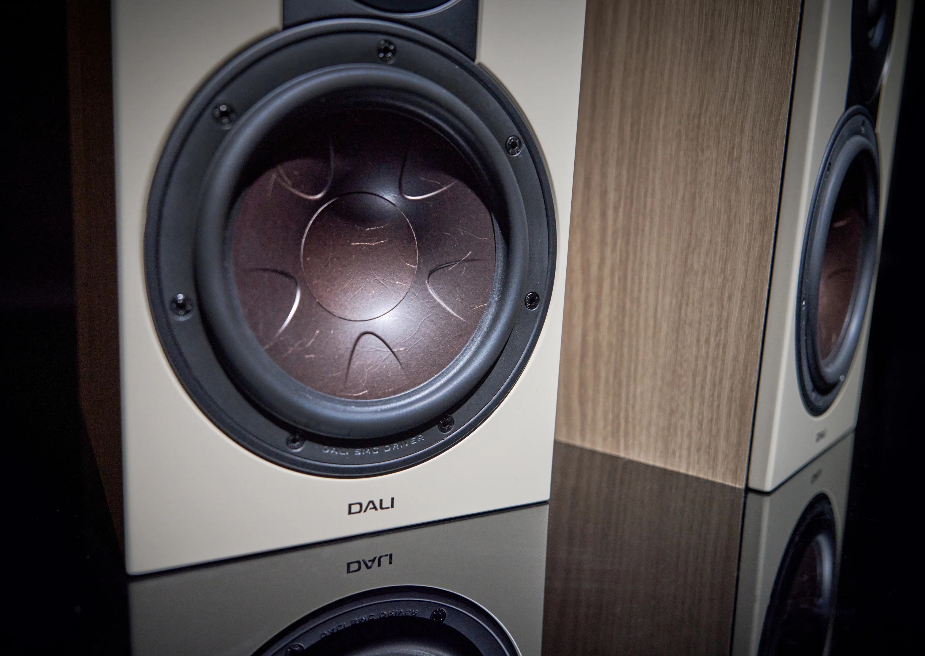 DALI SONIK 3 Bookshelf Speaker 7-inch Wooden Fiber Woofer for HiFi & Home Theater