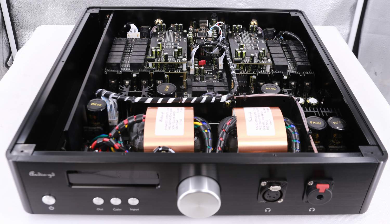 Audio-GD R-28 NOS - R28 NOS All-in-One Fully Balanced R2R Discrete Transistors DAC Headphone Amplifier And Preamplifier