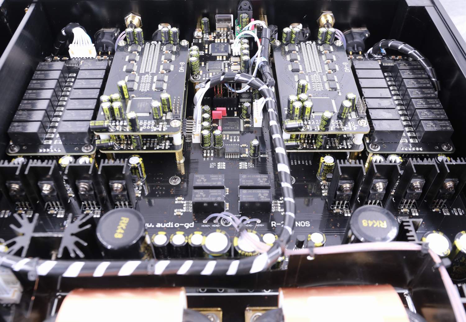 Audio-GD R-28 NOS - R28 NOS All-in-One Fully Balanced R2R Discrete Transistors DAC Headphone Amplifier And Preamplifier