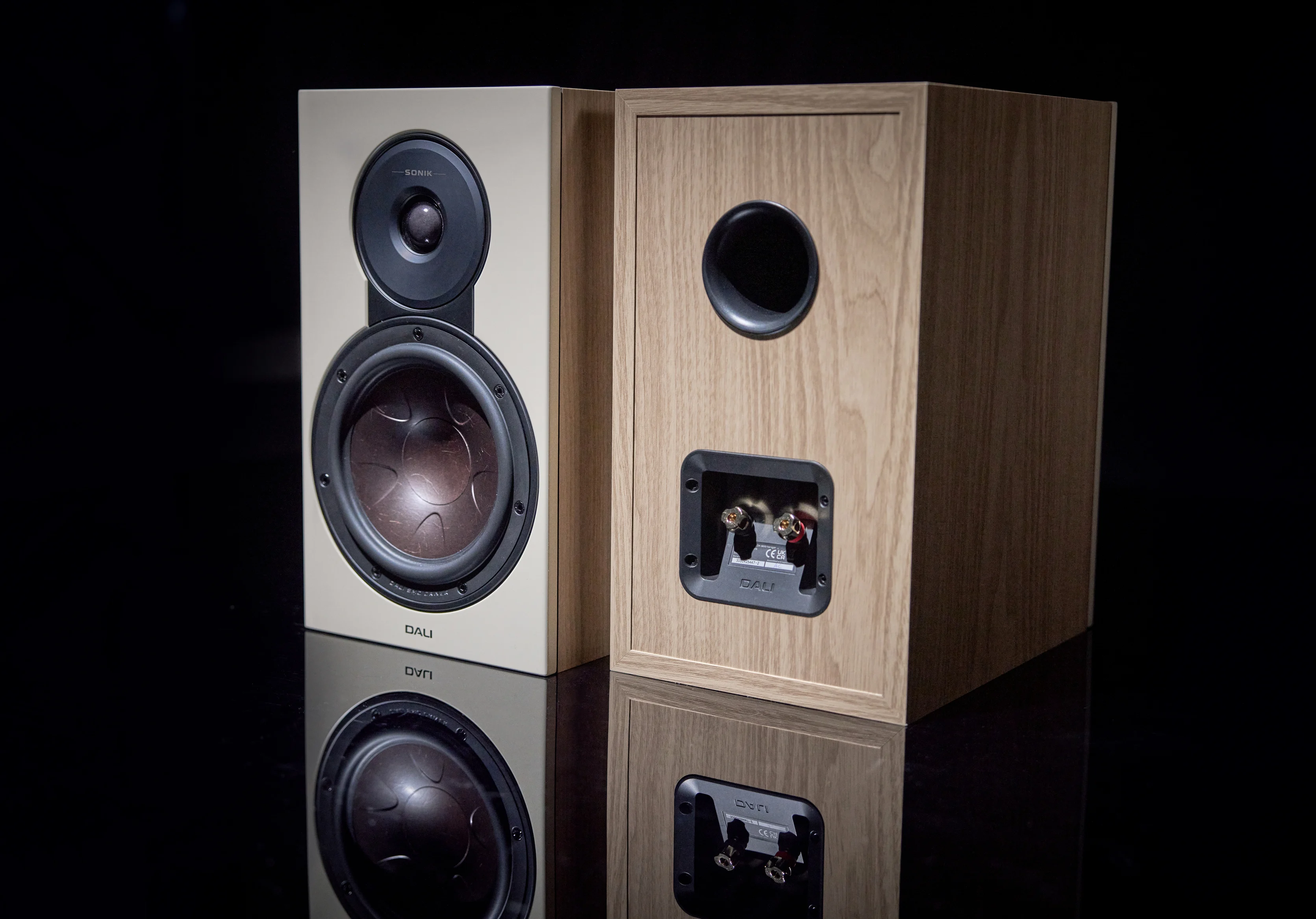 DALI SONIK 3 Bookshelf Speaker 7-inch Wooden Fiber Woofer for HiFi & Home Theater