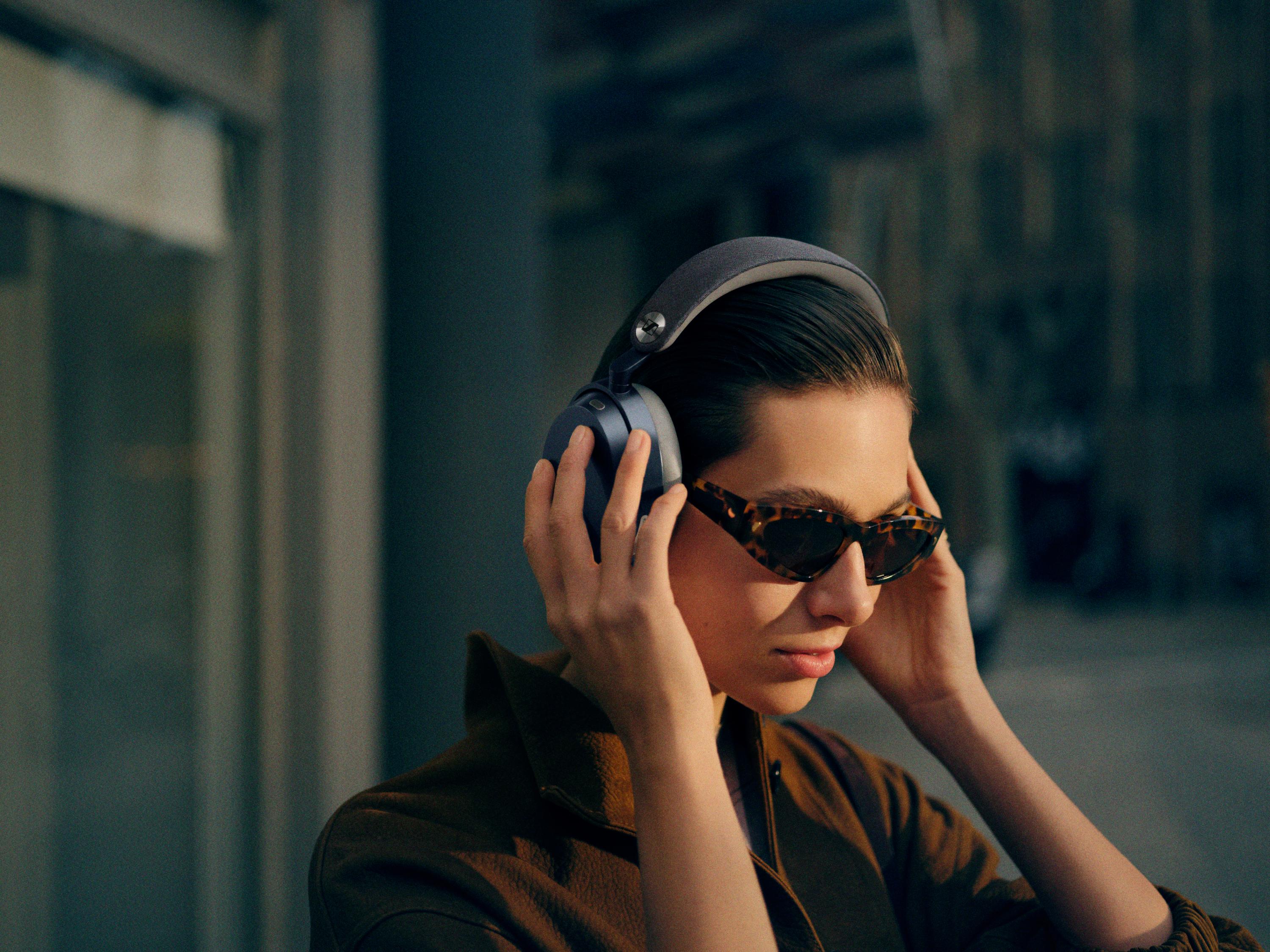 Sennheiser MOMENTUM 5 M5AEBT Wireless Adaptive Noise Cancellation and Transparency Mode Bluetooth aptX Headphones (Copy)